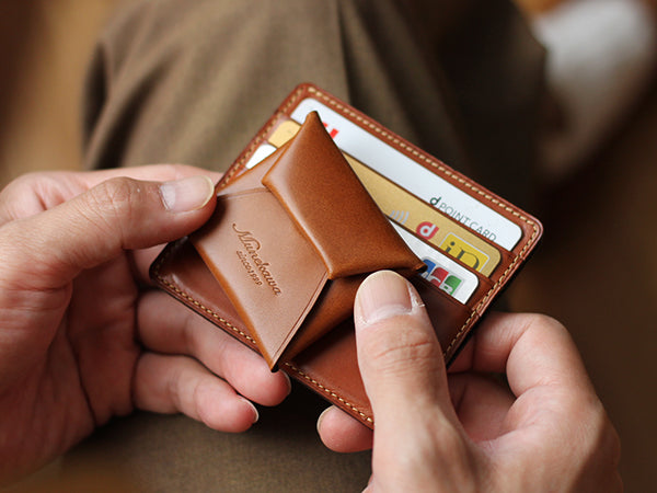 薄型ミニ財布“Wedge”と合わせるとよりミニマムに使って頂けます。