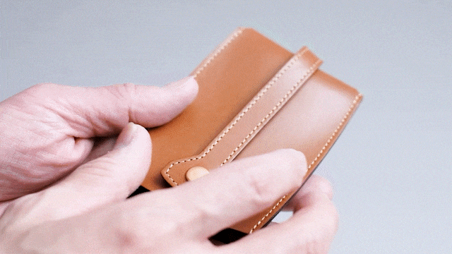 付けている鍵の重さを利用し、スライドして鍵がケースから出てくる構造です。<br><br>

【一部仕様を変更 】<br>
スムーズに開閉できるホックに変更しました。<br>
※こちらの動画は以前のホックです。2023/07