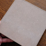 裏面には革が少し起毛した、トコ材を使用していますので、机への当たりも優しいです。