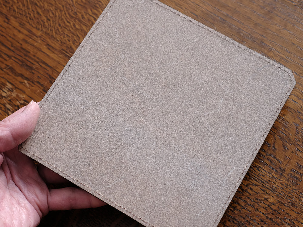 裏面には革が少し起毛した、トコ材を使用していますので、机への当たりも優しいです。