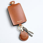 AirTagを入れて<u><a href="https://munekawa-jp.pro/products/kc1">キーケースM “Bell M”</a></u> に取り付けることができます。