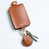 AirTagを入れて<u><a href="https://munekawa-jp.pro/products/kc1">キーケースM “Bell M”</a></u> に取り付けることができます。