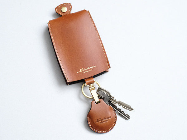 AirTagを入れて<u><a href="https://munekawa-jp.pro/products/kc1">キーケースM “Bell M”</a></u> に取り付けることができます。