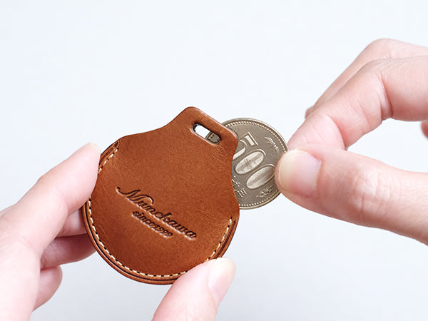 AirTagだけでなく、急遽、現金が必要になった時の予備費として5百円を3枚入れることも出来ます