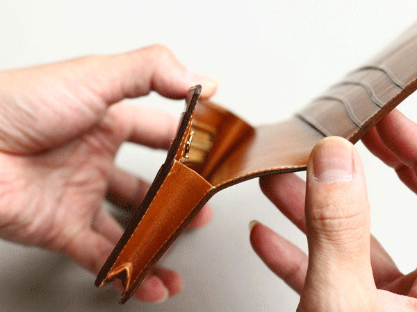正面から見て、右側のマチを左側のマチより低く製作しています。大きく開くことができ、内部が見やすい設計です。