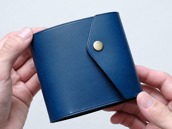 Munekawaで歴史ある定番のマネークリップ財布「Carriage」を仕様変更。
表側からの見た目はほとんど変わりませんが、縫製箇所と裏地の革を変更しています。