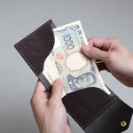 お札はスムーズに出し入れできます。 お札を仕切りとして使うことで、レシートも挟みやすいです。
