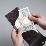 お札はスムーズに出し入れできます。 お札を仕切りとして使うことで、レシートも挟みやすいです。