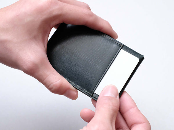 背面ポケットは、使用頻度が高いクレジットカードや自動改札を通す定期を入れると便利です