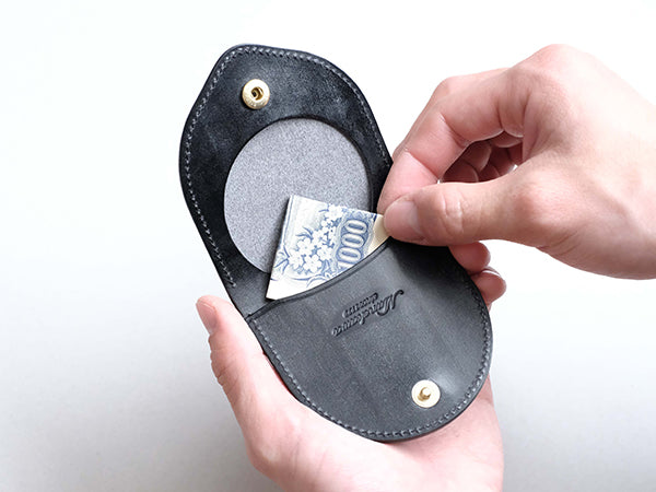 スマート決済が増えた時代だからこそ、いざという時(駐車場や自動販売機)のお札を一枚忍ばせておくと、急遽、現金が必要な時に便利です。