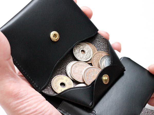 小銭入れはコインを蓋部にスライドさせ、一枚ずつ取り出しやすい仕様にしています。