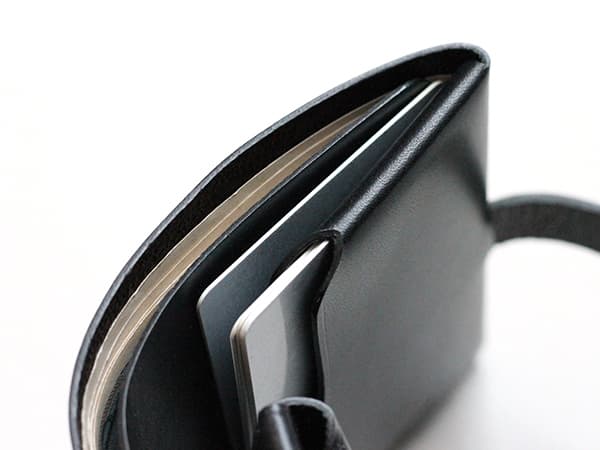 カードポケットの後ろは、カードを数枚挟むだけでなく、レシートなどを収納するのにも便利です。