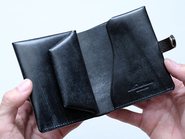 ブライドルレザー<br>
はじめのうちは表面にブルームと呼ばれる白い粉が浮き出ていますが、使用とともに取れていきます。（ブルームの出方には個体差があります）<br>
美しく光沢のある表情へと変化していく過程をお楽しみください。