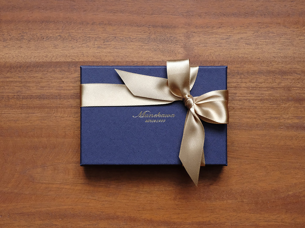 こちらは<a style="text-decoration: underline; font-weight: bold;" href="https://munekawa-jp.pro/collections/all-small-leather-goods">革小物等</a>のラッピングです。<br>
※アイテムごとのラッピング仕様は、各商品ページをご確認ください。