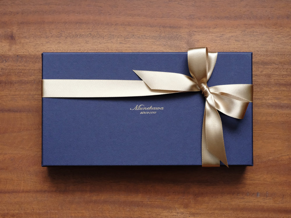 こちらは<a style="text-decoration: underline; font-weight: bold;" href="https://munekawa-jp.pro/collections/longwallet">長財布</a>のラッピングです。<br>※アイテムごとのラッピング仕様は、各商品ページをご確認ください。