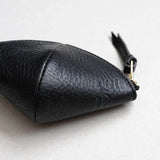 ブラックは、使い始めはマットな質感ですが、使い込むうちに艶のある黒へと変わっていきます。