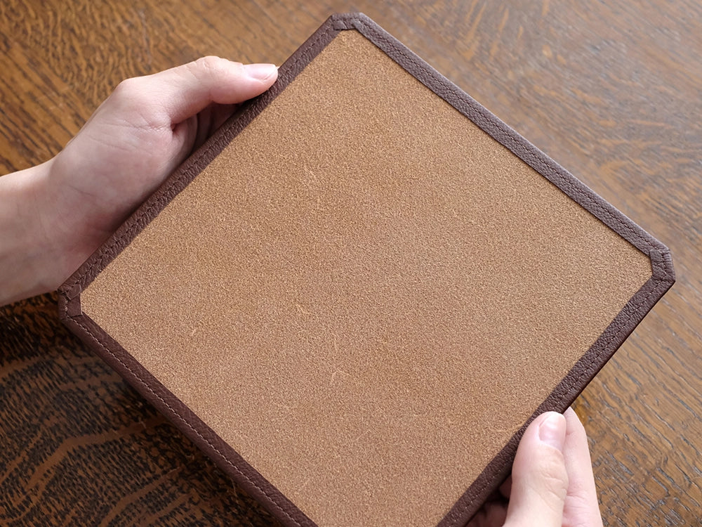 底面に使った少しザラつきのあるトコ革がマウスパッドのズレを防ぎます