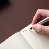 紙に文字を書く際も沈みすぎない硬さ