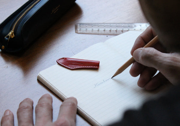 メモ書きや走り書きに最適な鉛筆の使用時に、あるととても便利なアイテムです。
