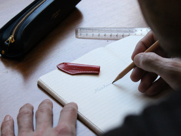 メモ書きや走り書きに最適な鉛筆の使用時に、あるととても便利なアイテムです。