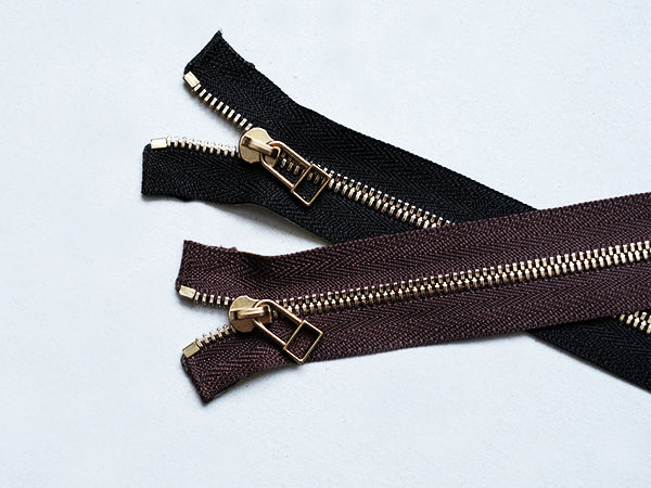 ファスナーはYKKのEXCELLA(エクセラ)を使用しています。<br>
金具部分へ入念な磨きをかけ、美しさと滑らかな手触りを追及した高級感のあるファスナーです。
はじめは少し動きが固いですが、馴染むとスムーズになっていきます。