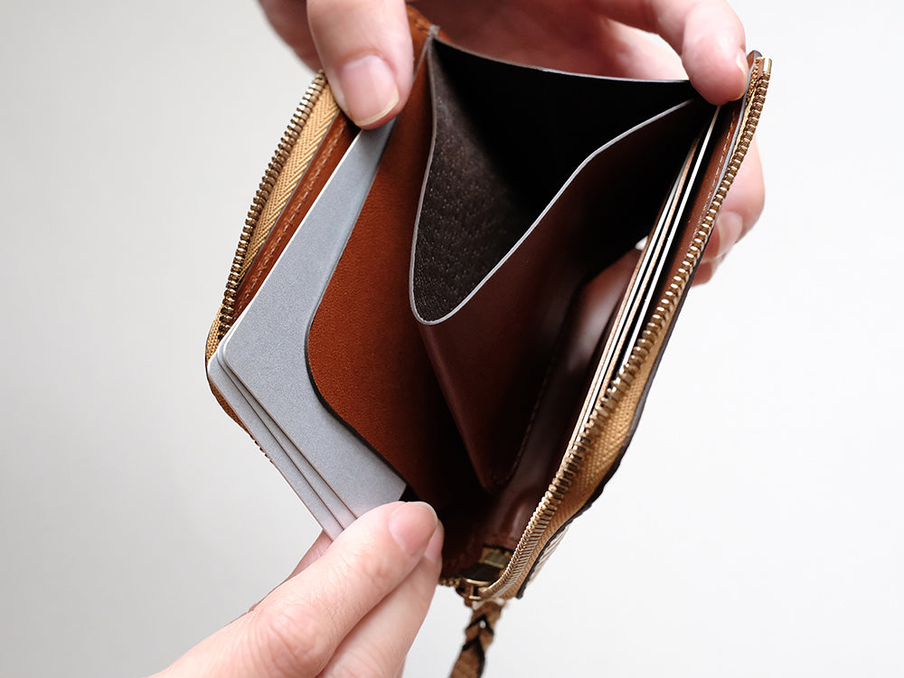 内左側には頻繁に使用するカードを5～6枚まとめて収納でき、さっと取り出せる便利な仕様