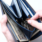 財布の向きを変える事なく、紙幣、小銭、カード、全てにアクセスしやすくなっています。
