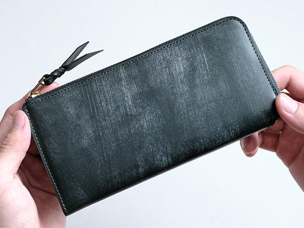 ブライドルレザー<br>
はじめのうちは表面にブルームと呼ばれるワックスが浮き出ていますが、使用とともに取れていきます。（ブルームの出方には個体差があります）<br>
美しく光沢のある表情へと変化していく過程をお楽しみください。