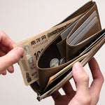 左右に札入れが2つ備わっているため、お札を種類ごとに整理して収納でき、必要な際に素早く取り出せる便利なデザインです
