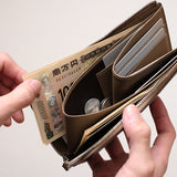 左右に札入れが2つ備わっているため、お札を種類ごとに整理して収納でき、必要な際に素早く取り出せる便利なデザインです