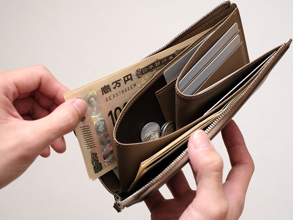 左右に札入れが2つ備わっているため、お札を種類ごとに整理して収納でき、必要な際に素早く取り出せる便利なデザインです